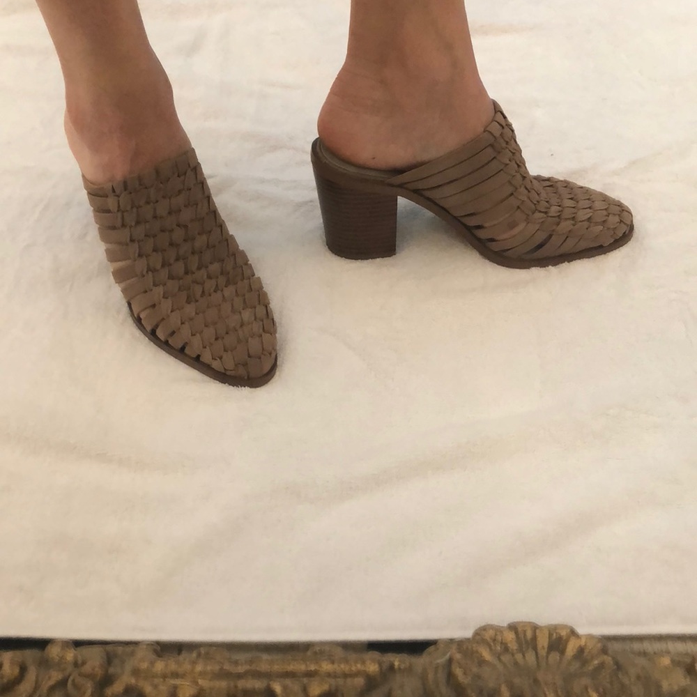 Adorable heeled mule